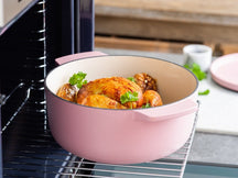 KitchenAid Braadpan Gietijzer Dried Rose ø 26 cm / 5.2 Liter - sfeerbeeld 3