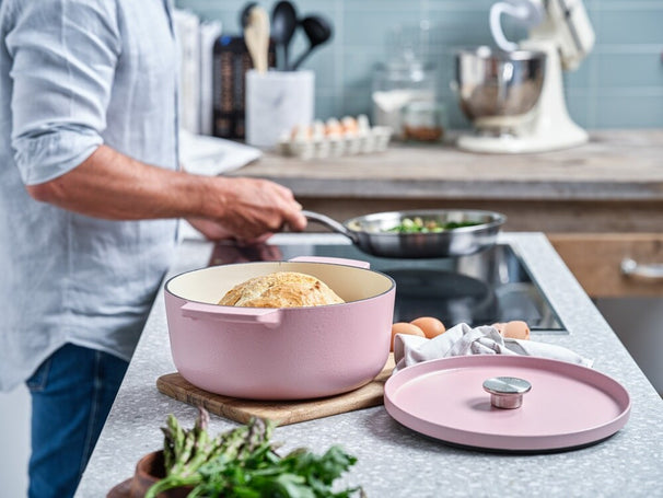 KitchenAid Bräter Gusseisen Dried Rose ø 26 cm / 5,2 Liter - emaillierte Antihaftbeschichtung