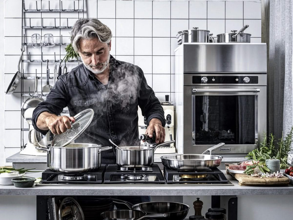 KitchenAid Topfset Multi-Ply Edelstahl 6-teilig - Kochtöpf ø 20, 24 cm, Stieltopf ø 16 cm, Bratpfanne ø 28 cm + Bratpfanne Classic Forged ø 24 & 28 cm
