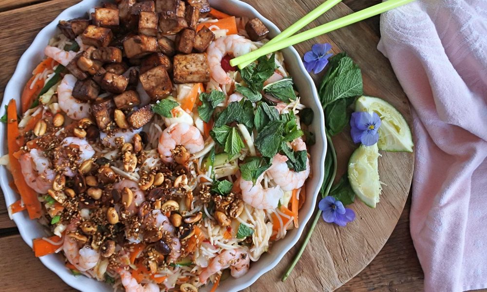 Ein frischer asiatischer Salat voller Farbe, knackigem Gemüse und einem würzigen Dressing