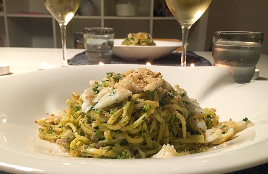 Cremige Pasta mit Brokkoli, Kabeljau und knusprigen Semmelbröseln