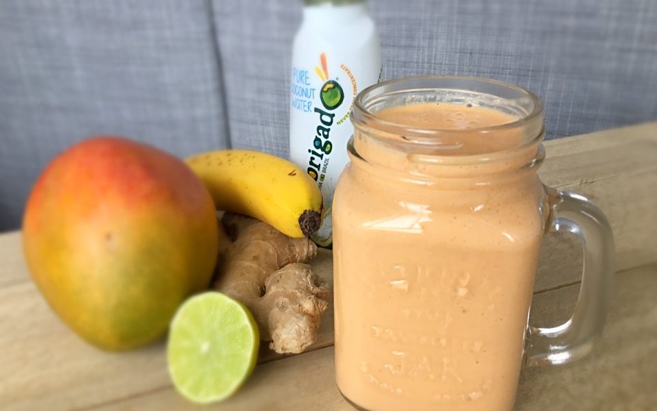 Ein frischer und nahrhafter Shake voller Früchte, Gemüse und Ingwer