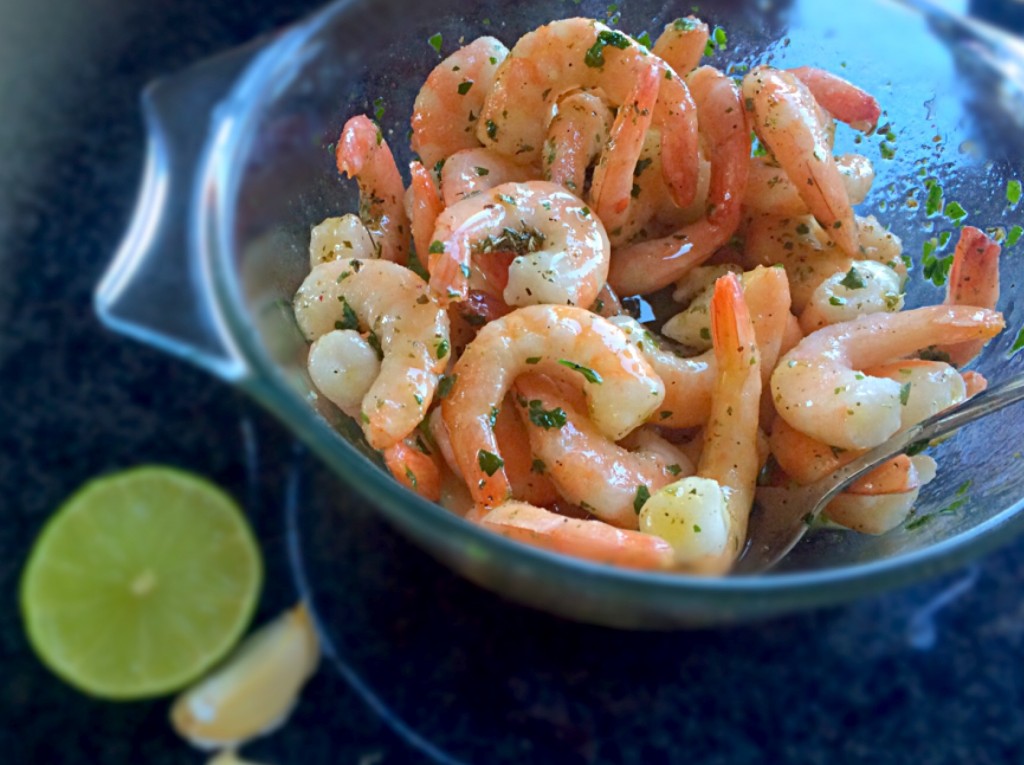 Aromatische Marinade mit Limette, Knoblauch und Kräutern für den Grill