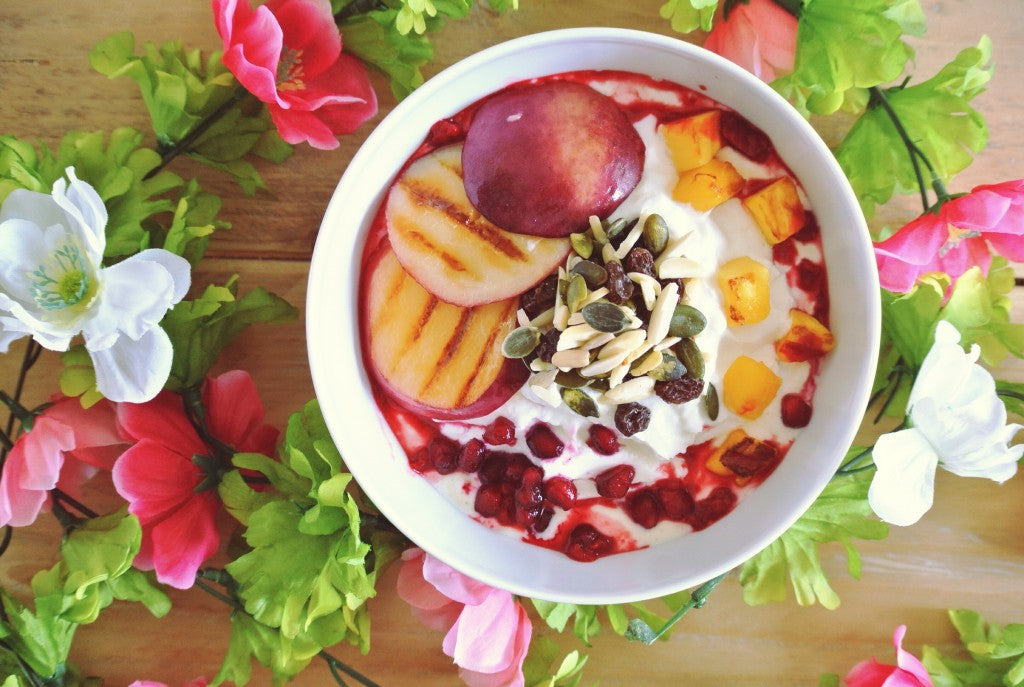 Ein frischer und süßer Sommerstart mit gegrilltem Obst und cremigem Quark