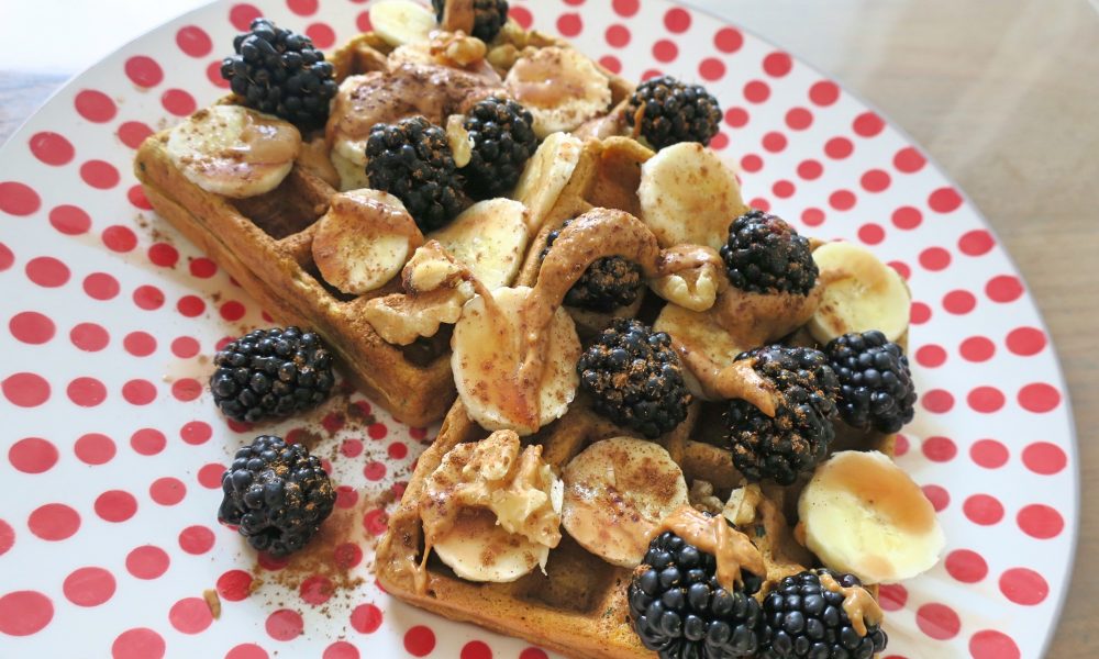 Gesunde Waffeln mit Gemüse und frischem Obst als Topping