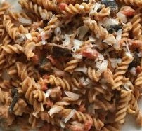Surimi wird auch Imitationskrabbe genannt und besteht hauptsächlich aus Weißfisch. Wenn du Surimi mit Pasta kombinierst und dazu unter anderem eine Chilischote, Zitrone und Petersilie gibst, erhält das Gericht viel Geschmack! Alles in allem ein schnelles, einfaches und mega leckeres Rezept.