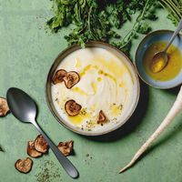 mit Speckwürfeln und Champignons