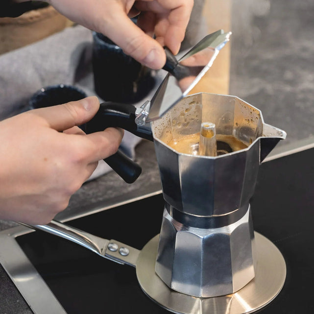 Schritt für Schritt: So brühst du Kaffee mit einem Perkolator