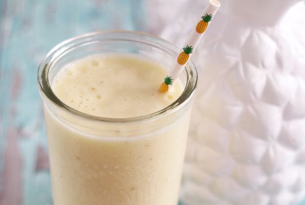 Ein tropischer Smoothie mit Kokos und Ananas