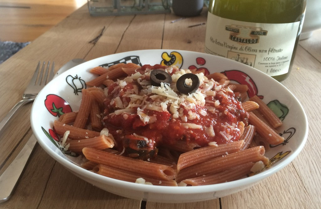 Ein geschmackvolles italienisches Pastagericht mit würziger Sauce, Sardellen und schwarzen Oliven