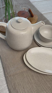 Broste Copenhagen Teeset Nordic Vanilla 7-teilig / 2 Personen - 1 Teekanne, 2 ovaler Teller und 2 Tasse mit Untertasse