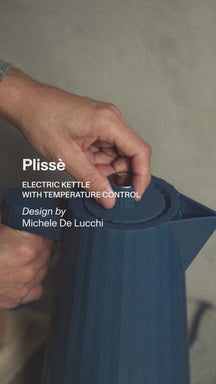 Alessi Wasserkocher Plissé mit Temperaturregelung Blau - 1.7 Liter - 1850 W - Michele De Lucchi - MDL21 DAZ