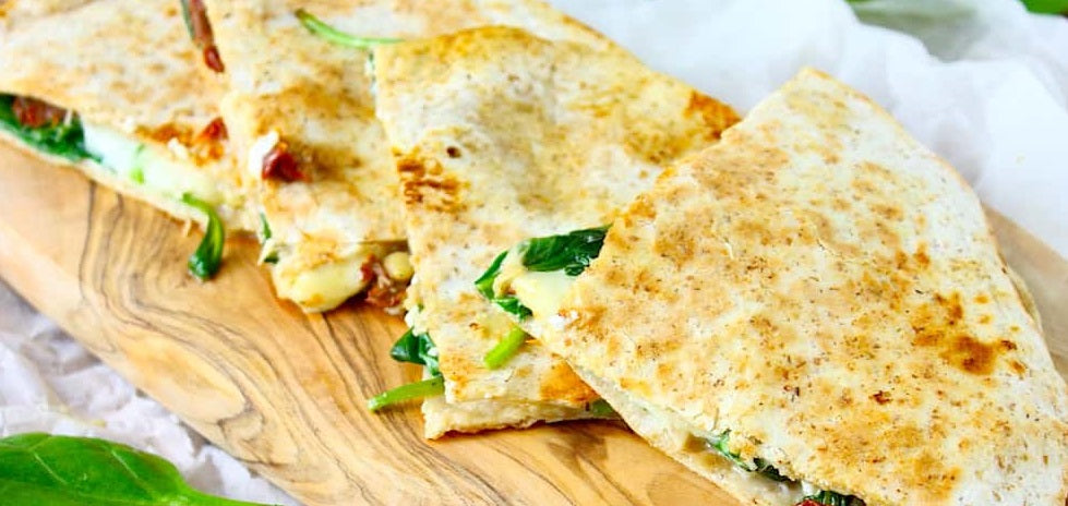 Knusprige glutenfreie Quesadilla gefüllt mit Hähnchen, Paprika und cremigem Ziegenkäse