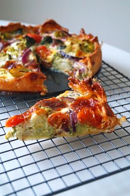 Eine cremige vegetarische Quiche mit Brokkoli, Cherrytomaten und Mozzarella
