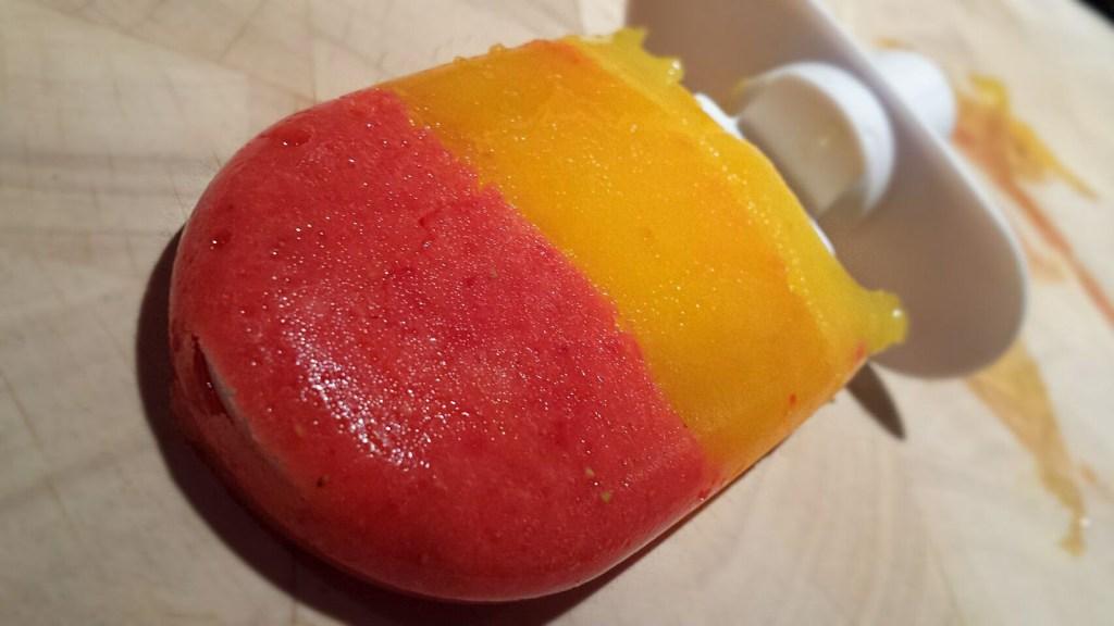 Gesund und bunt: selbstgemachtes Raketen-Eis mit Erdbeere, Mango und Orange