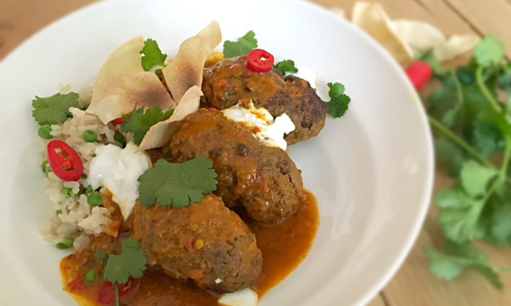 Saftige Hackfleischbällchen in einer cremigen Kokos-Currysauce mit Kräuterreis