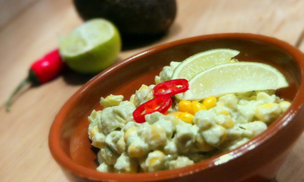 Frischer Salat mit cremiger Avocado, Mais und einer würzigen Limetten-Chili-Sauce