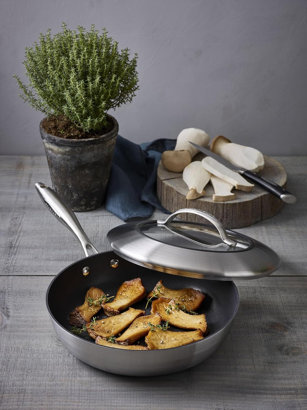 SCANPAN Schmorpfanne / Sauteuse mit Deckel CTX ø 28cm / 2.5 Liter - geeignet für alle Wärmequellen - Standard Antihaftbeschichtung