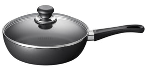 SCANPAN Schmorpfanne / Sauteuse mit Deckel Classic Induction ø 24 cm / 2 Liter - geeignet für alle Wärmequellen - Standard Antihaftbeschichtung