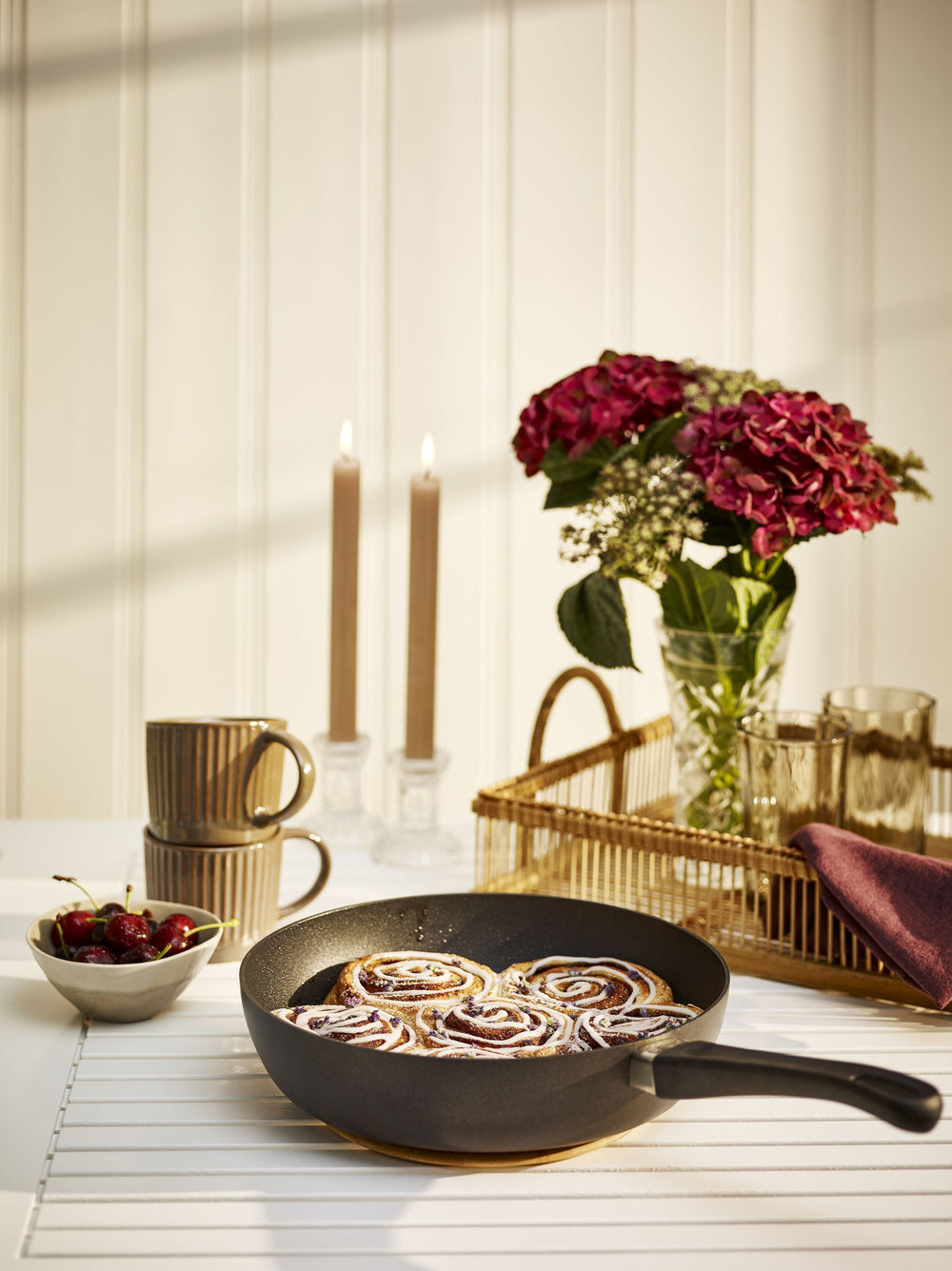 SCANPAN Schmorpfanne / Sauteuse mit Deckel Classic Induction ø 24 cm / 2 Liter - geeignet für alle Wärmequellen - Standard Antihaftbeschichtung