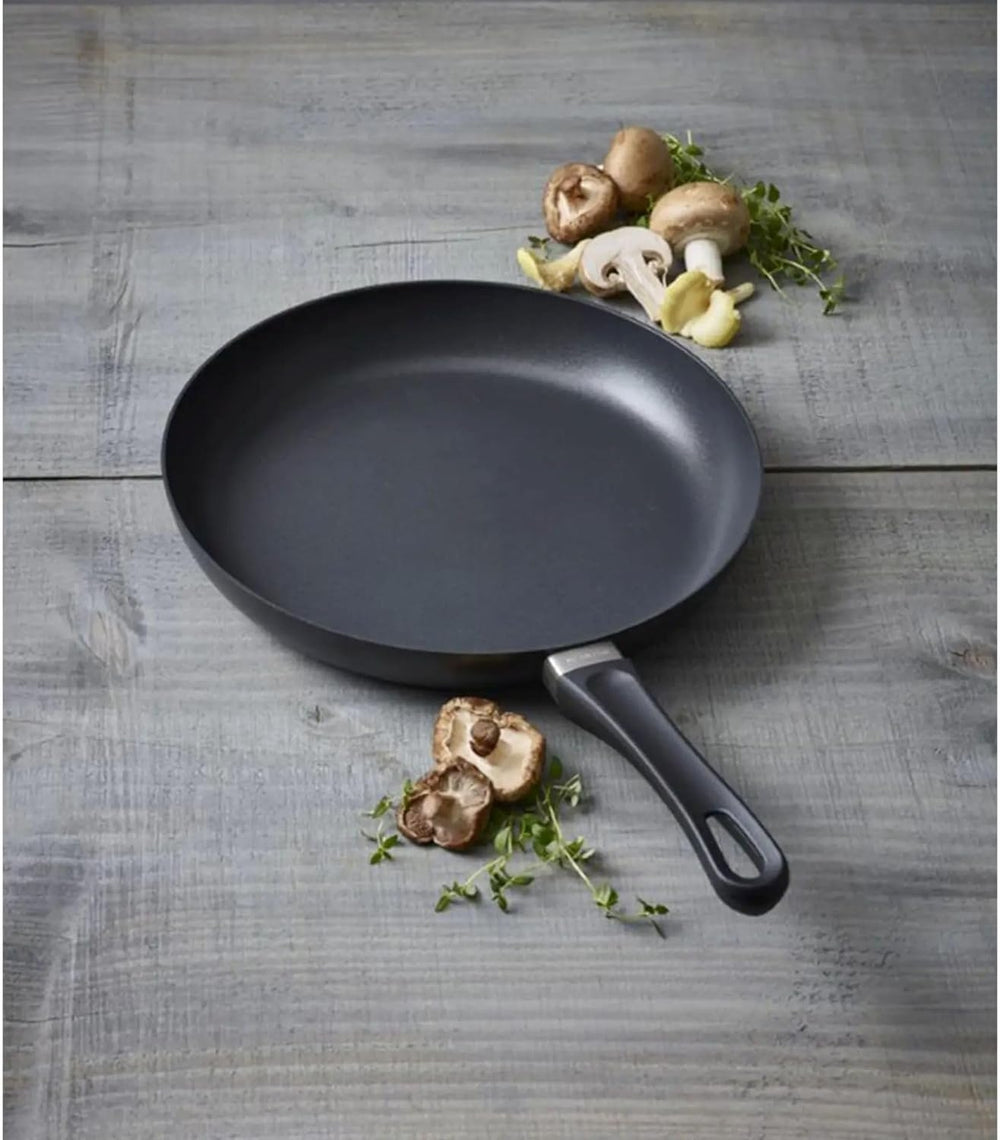 SCANPAN Bratpfanne Classic Induction ø 28 cm - geeignet für alle Wärmequellen - Standard-Antihaftbeschichtung