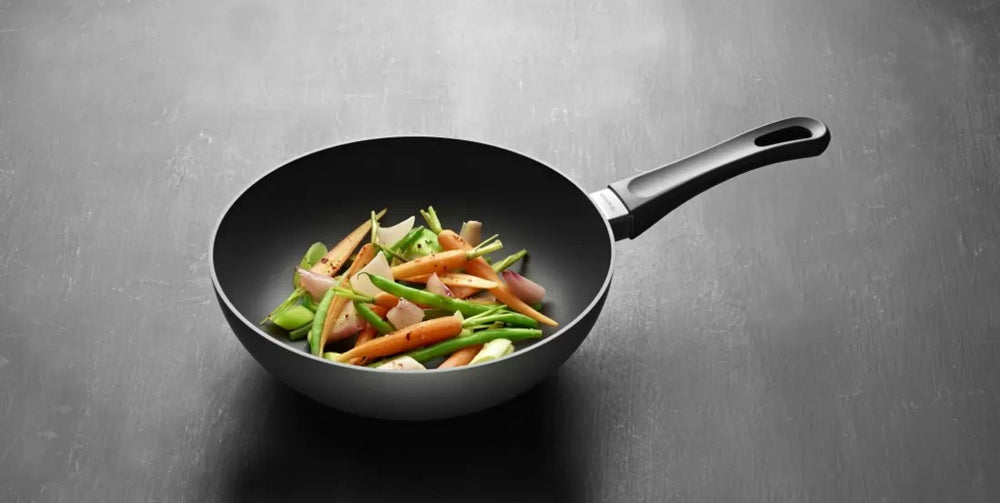 SCANPAN Wokpfanne Classic Induction ø 24 cm - geeignet für alle Wärmequellen - Standard Antihaftbeschichtung