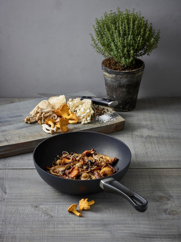 SCANPAN Wokpfanne Classic Induction ø 24 cm - geeignet für alle Wärmequellen - Standard Antihaftbeschichtung