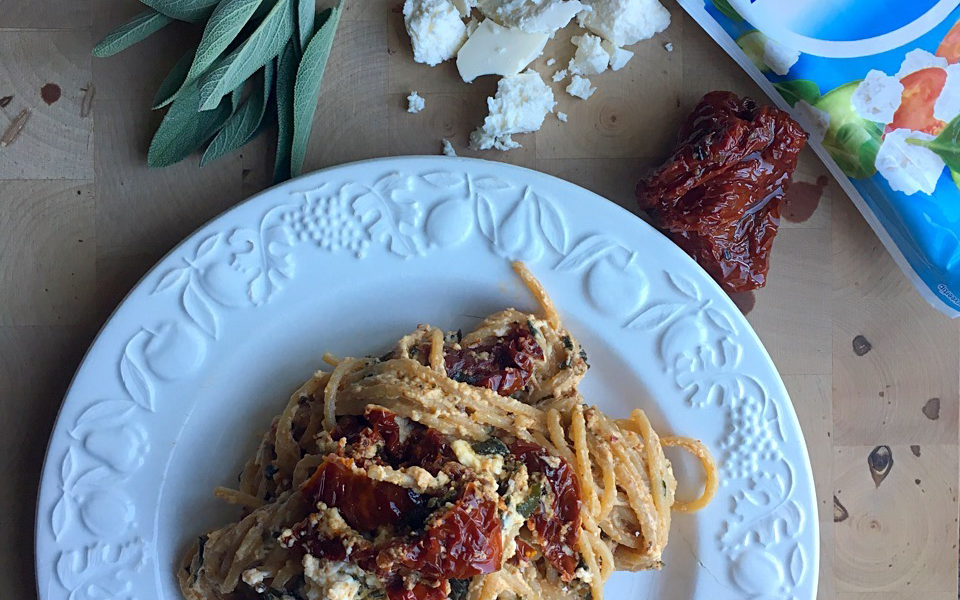 Im Handumdrehen fertig: cremige Pastasauce mit Salbei, Sonnentomate und Weißkäse