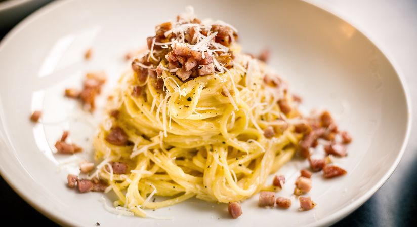 Hast du auch Lust auf italienische Pasta? Diese cremige Pasta Carbonara (Spaghetti alla Carbonara) hat sehr viel Geschmack und ist außerdem eine schnelle und einfache Mahlzeit. Häufig wird sie falsch zubereitet — viele geben Kochsahne in die Sauce. Das gehört jedoch nicht in das authentische Carbonara-Gericht.
