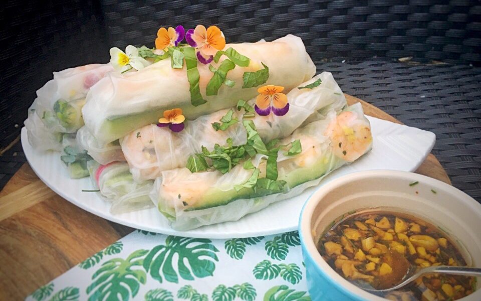 Leichte und frische sommerliche Häppchen mit Garnelen, Krabbe und Avocado