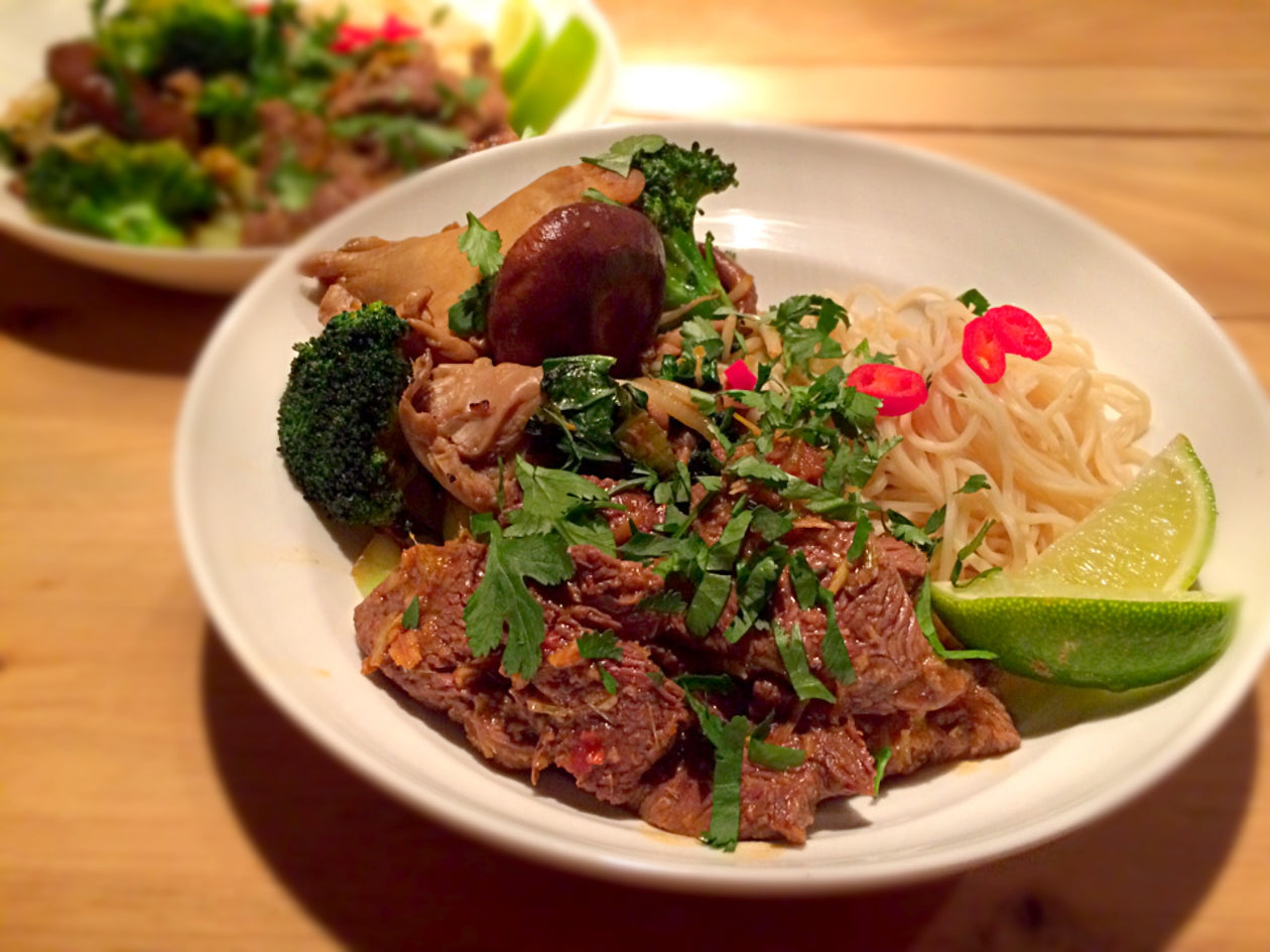 mit Wokgemüse und Nudeln