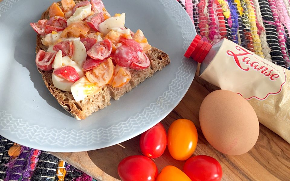 Einfacher klassischer Lunch mit Tomate und Ei