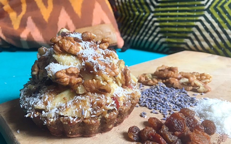 Ein gesunder No-Bake-Kuchen mit Apfel, Nüssen und einer cremigen Dattel-Karamell-Sauce