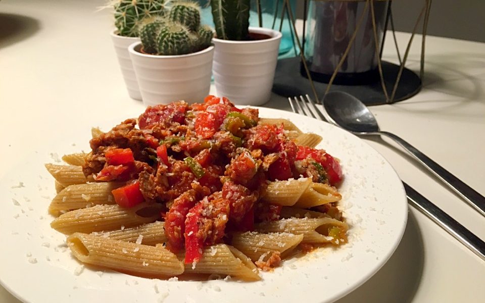 Ein nahrhaftes Pastagericht mit Thunfisch und Tomatensauce, im Handumdrehen auf dem Tisch