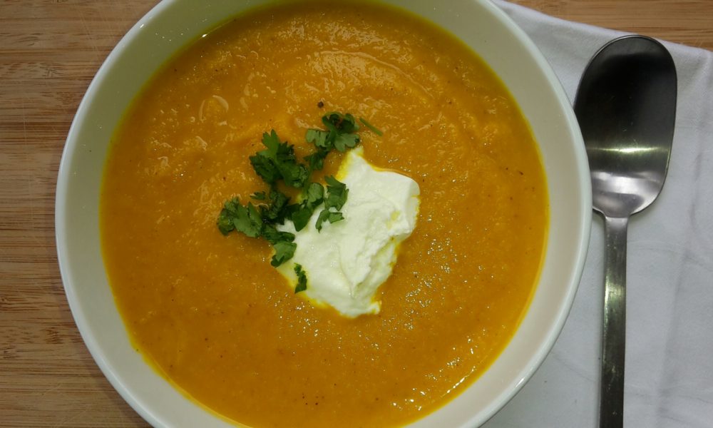 Eine cremige, würzige Karottensuppe mit einer Prise Curry und frischem Koriander