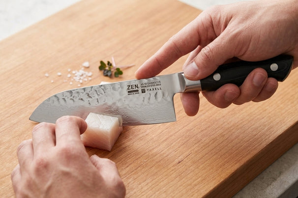 Yaxell Santoku-Messer Zen 16,5 cm – 37-lagiger Damaststahl – Raster auf Canvas-Micarta