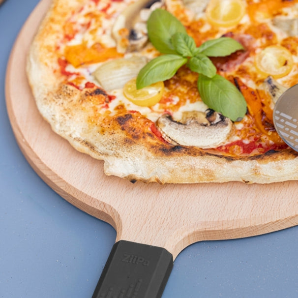 ZiiPa Servierbrett / Pizzabrett Sora Buchenholz Anthrazit - ø 31 cm