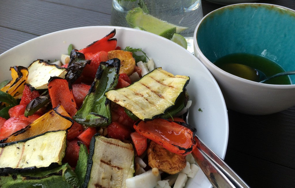 Ein frischer Sommersalat mit gegrilltem Gemüse, Ziegenkäse und einem würzigen Ingwer-Dressing